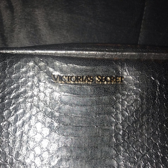 a cute silver purse - Picture 3 of 5